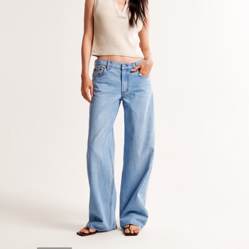 Must go! NWOT Abercrombie and fitch ultra loose low rise jeans in light wash 25